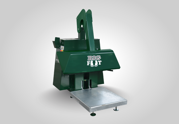 PEL 660 ‘Big Foot’ hydraulic compactor lifting bins during operation to prevent damage while reducing collection frequency.